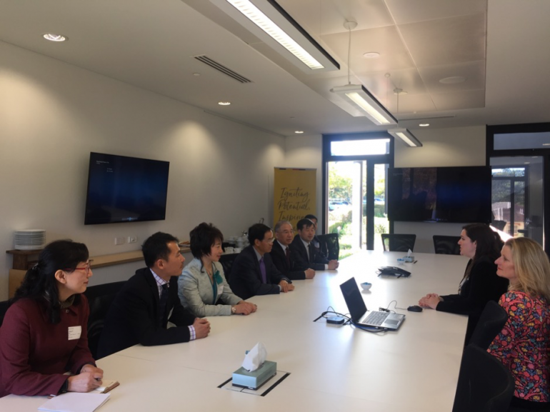 Chinese Ambassador to Australia visits Confucius Classroom
